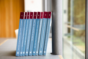 Zu sehen sind neun Bücher der Schriftenreihe "Sprachliche Bildung".